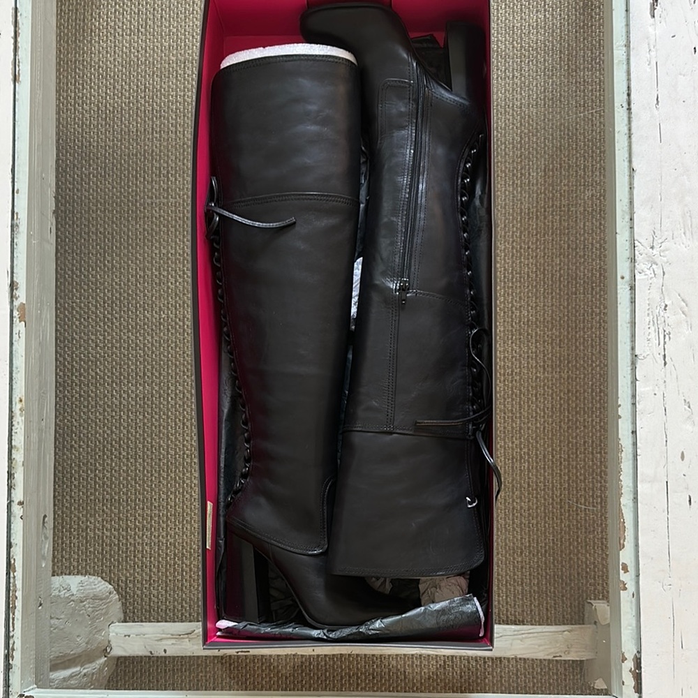 Elegant Black Women's Knee-High Boots.  Soft leather. Like new,  kept in box.
